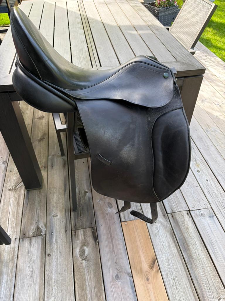 Selle de dressage - dressuurzadel 18”, Animaux & Accessoires, Chevaux & Poneys | Selles, Enlèvement, Utilisé, Dressage