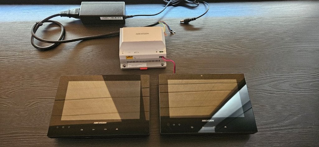 Hikvision Video Intercom – 2x Indoor Schermen + verdeler, Ophalen of Verzenden, Gebruikt, Bedraad