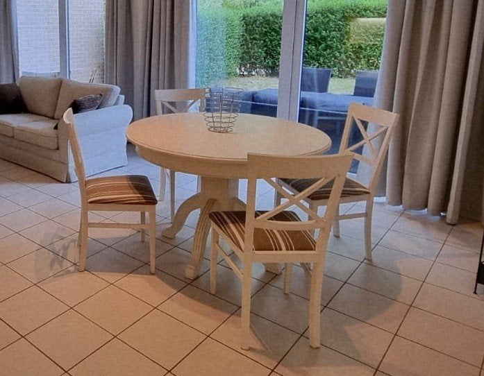 table ronde blanche (diamètre: 115cm) + 4 chaises, 100 à 150 cm, Quatre personnes, Rond, Comme neuf