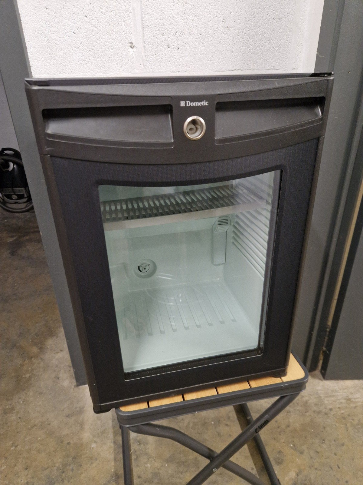 Dometic koelkast minibar, Ophalen