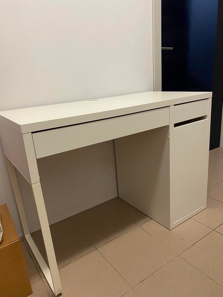 Bureau + stoel, Ophalen, Kabelgoot, Zo goed als nieuw, IKEA