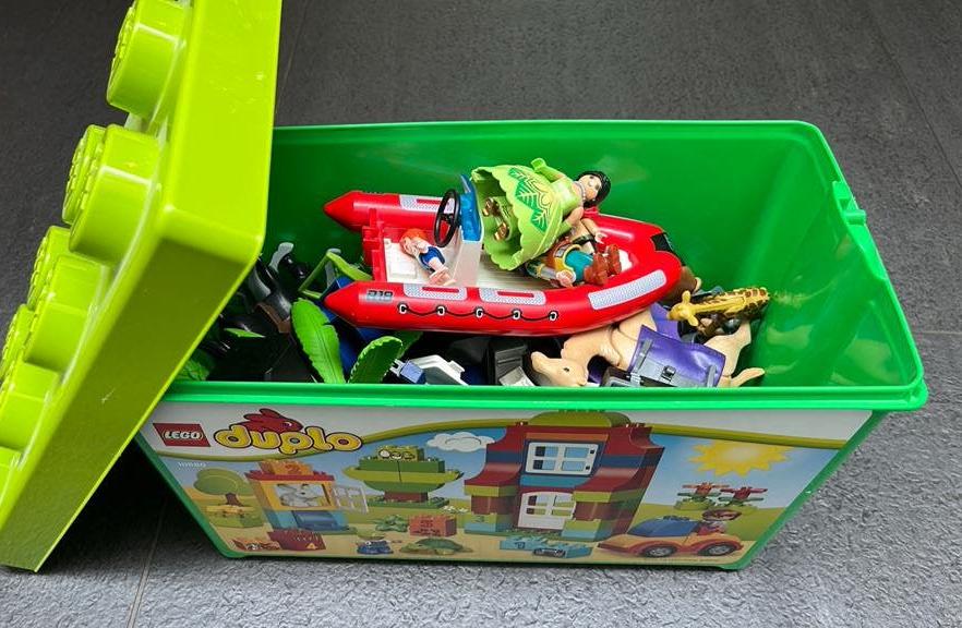 Lego doos met allerlei restanten Lego, Playmobil, figuurtjes, Ophalen, Gebruikt