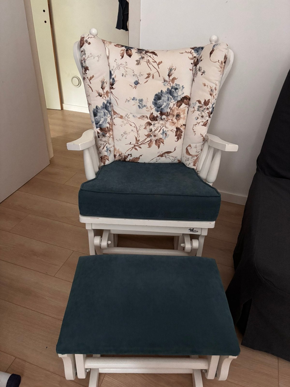 Rocking chair with stool for nursery, Ophalen, Zo goed als nieuw