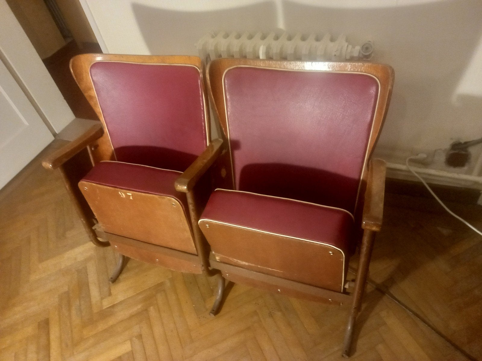 Set van 2 bioscoopstoelen, origineel van cinema in Beringen, Ophalen