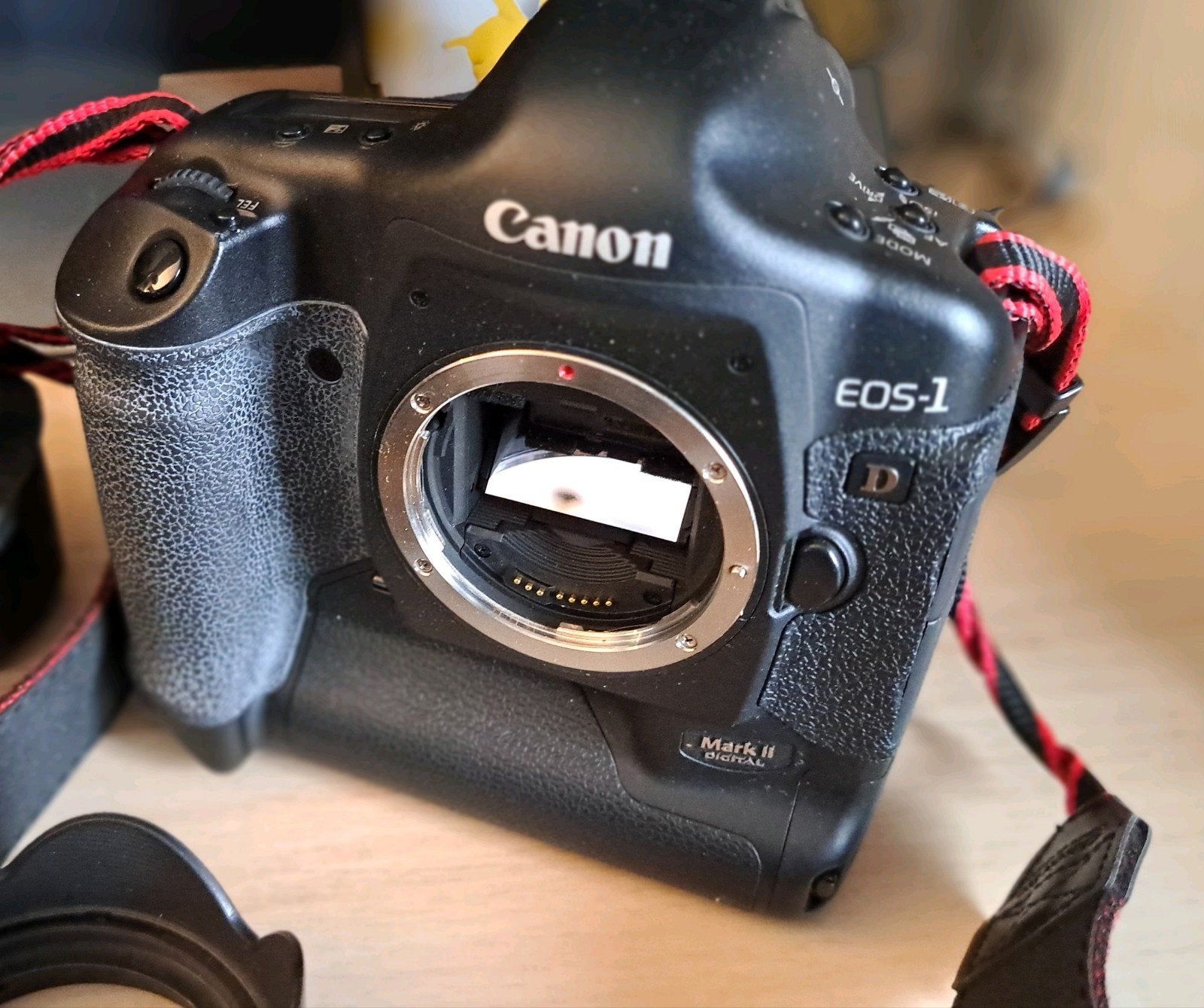 De behuizing van de Canon eos 1D mark II werkt alleen geweld, Audio, Tv en Foto, Ophalen, Zo goed als nieuw, Accu, Canon