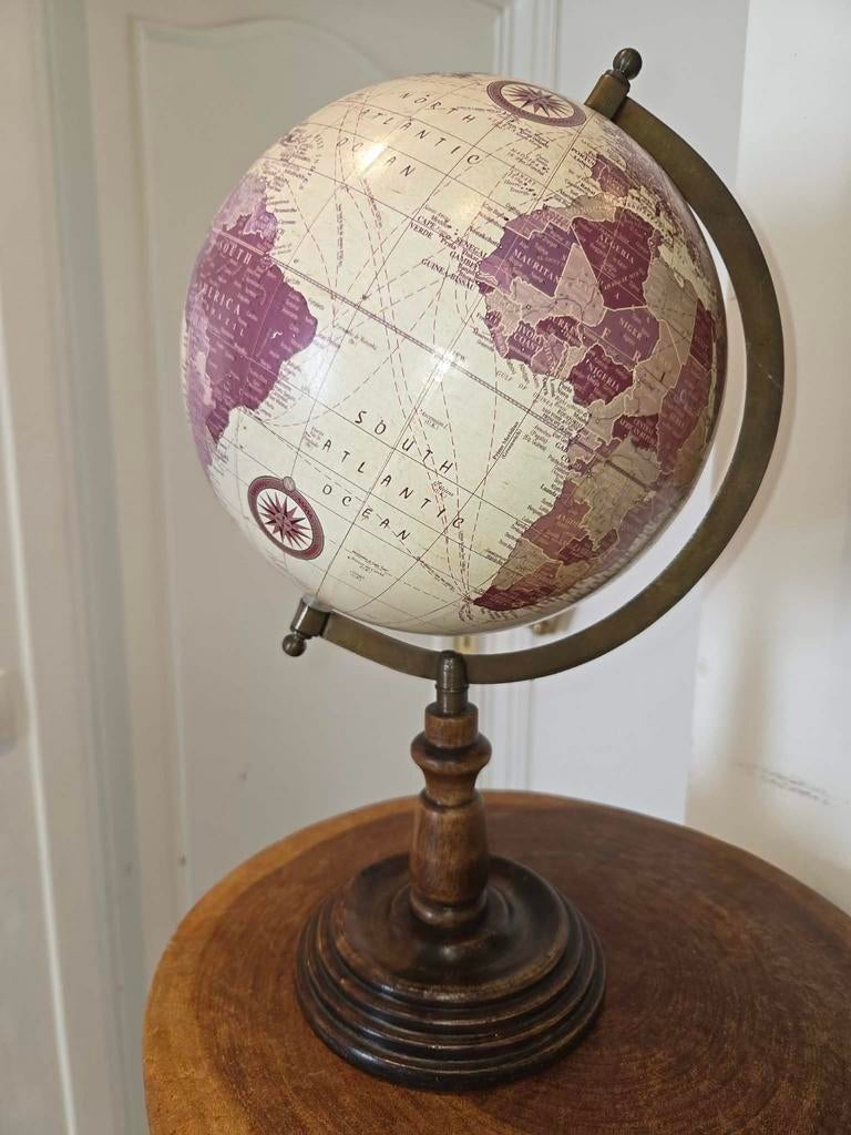 Een sierlijke bureauglobe in vintage stijl met een crème, Ophalen of Verzenden