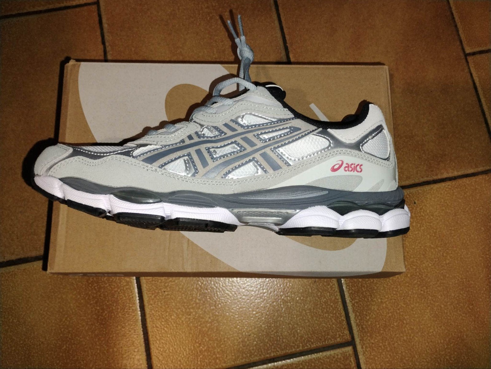 NOUVELLE - Basket "ASICS Gel-NYC White Steel Grey", Vêtements | Hommes, Chaussures, Neuf, Enlèvement ou Envoi, Autres couleurs