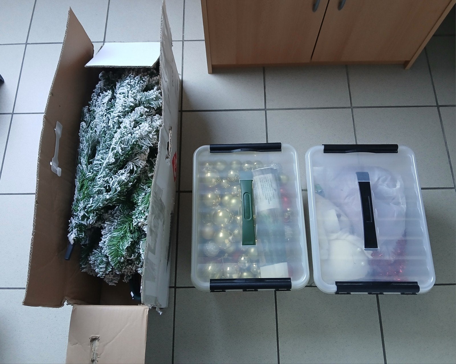 Kerstboom met sneeuw 150cm en poot plus alle toebehoren, Ophalen, Zo goed als nieuw
