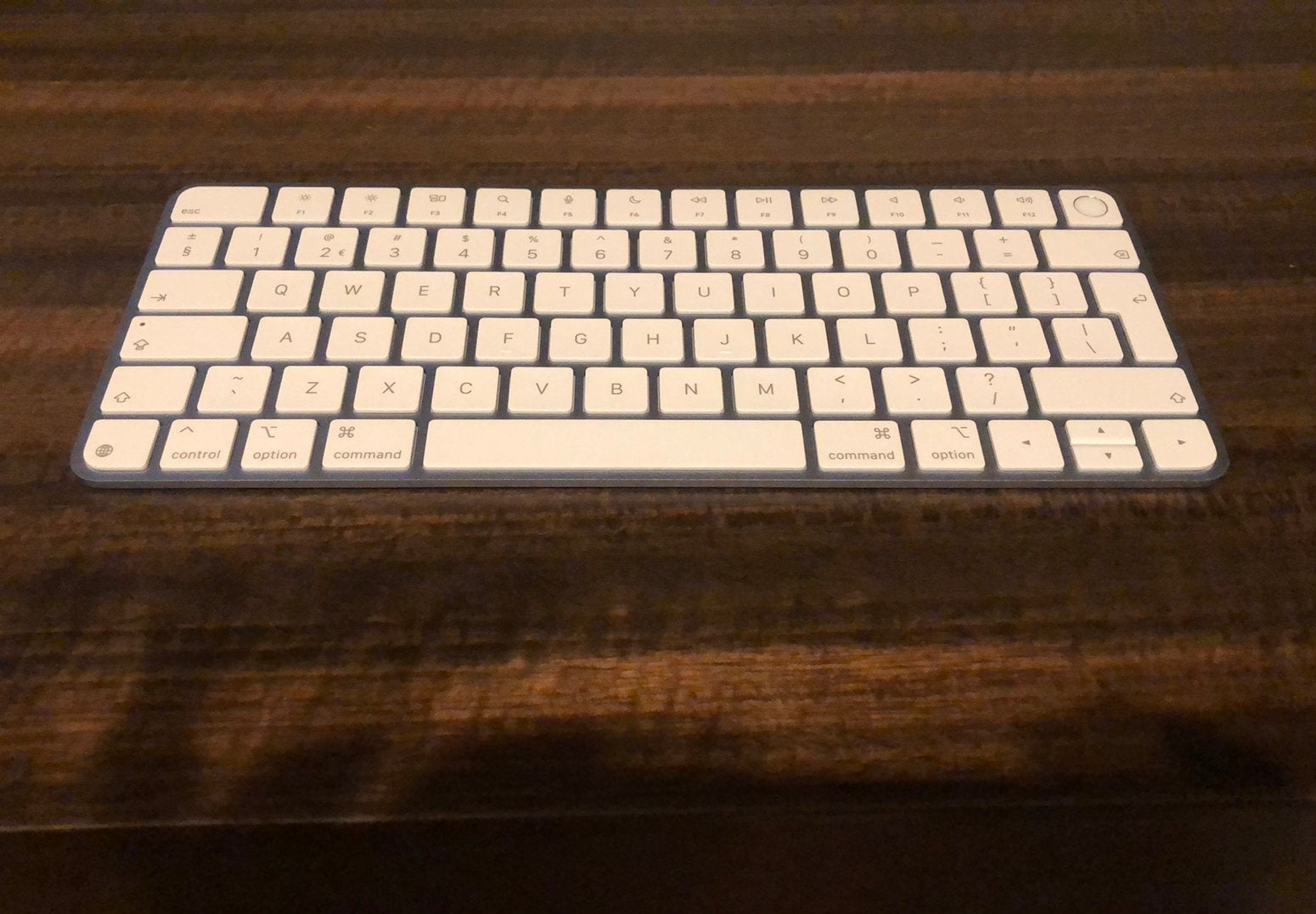 Blauw Apple Magic Keyboard Touch ID (qwerty) (nieuwste gen.), Computers en Software, Toetsenborden, Zo goed als nieuw, Draadloos