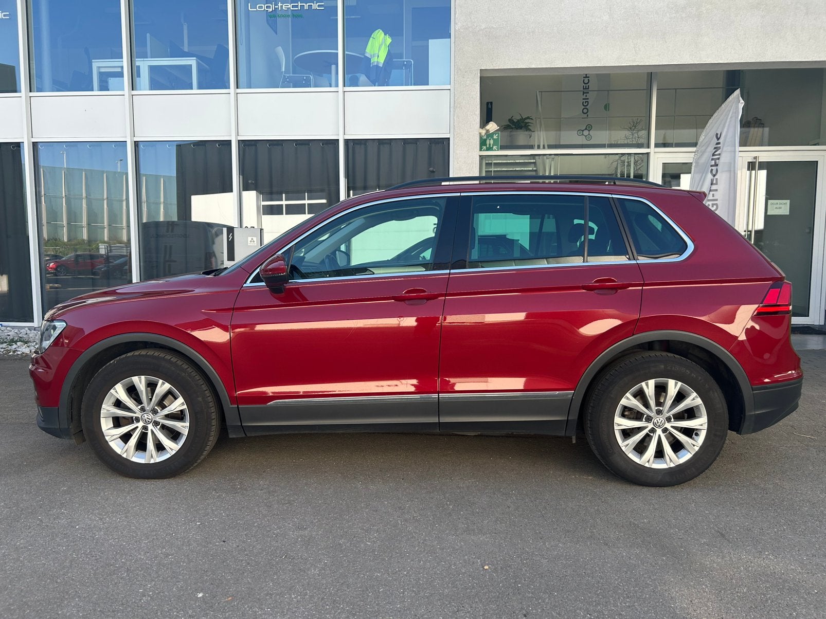 Volkswagen Tiguan 2.0 TDI / DSG / Pano / 1ste eigenaar, Auto's, Automaat, Stof, Bedrijf, Diesel
