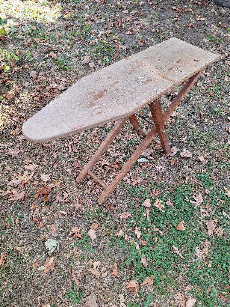 TABLE DE REPASSAGE EN BOIS POUR ENFANT, Enfants & Bébés, Enlèvement, Utilisé