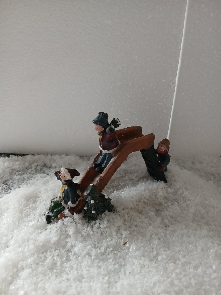 Kerstdorp spelende kindjes, Diversen, Ophalen, Zo goed als nieuw