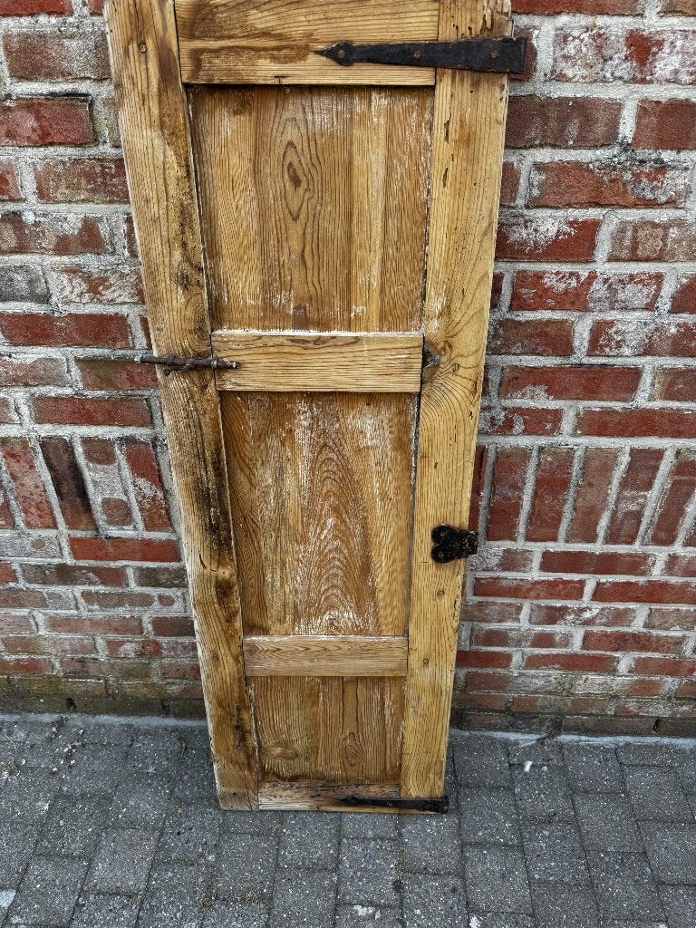 Oud, doorleefd louvre luik, Ophalen