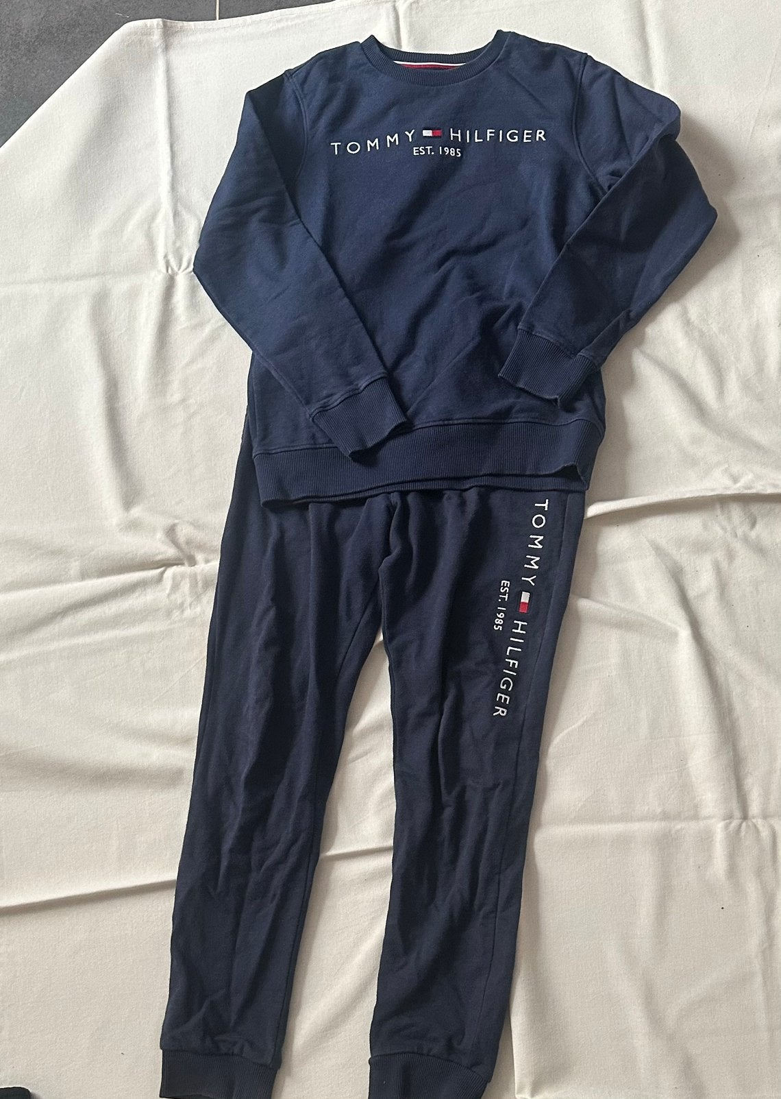 Tommy Hilfiger joggingpak maat 12 jaar – €50, Kinderen en Baby's, Kinderkleding | Maat 152, Ophalen, Zo goed als nieuw