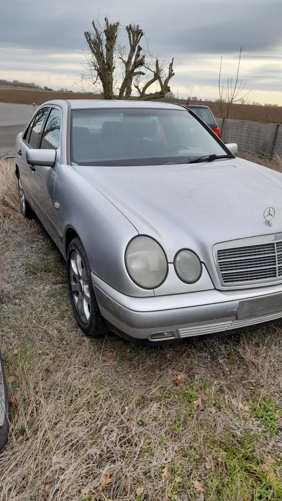 Mercedes classe E 220D 1997 automatique clim, Autos, Achat, Vitres électriques, Automatique, Particulier