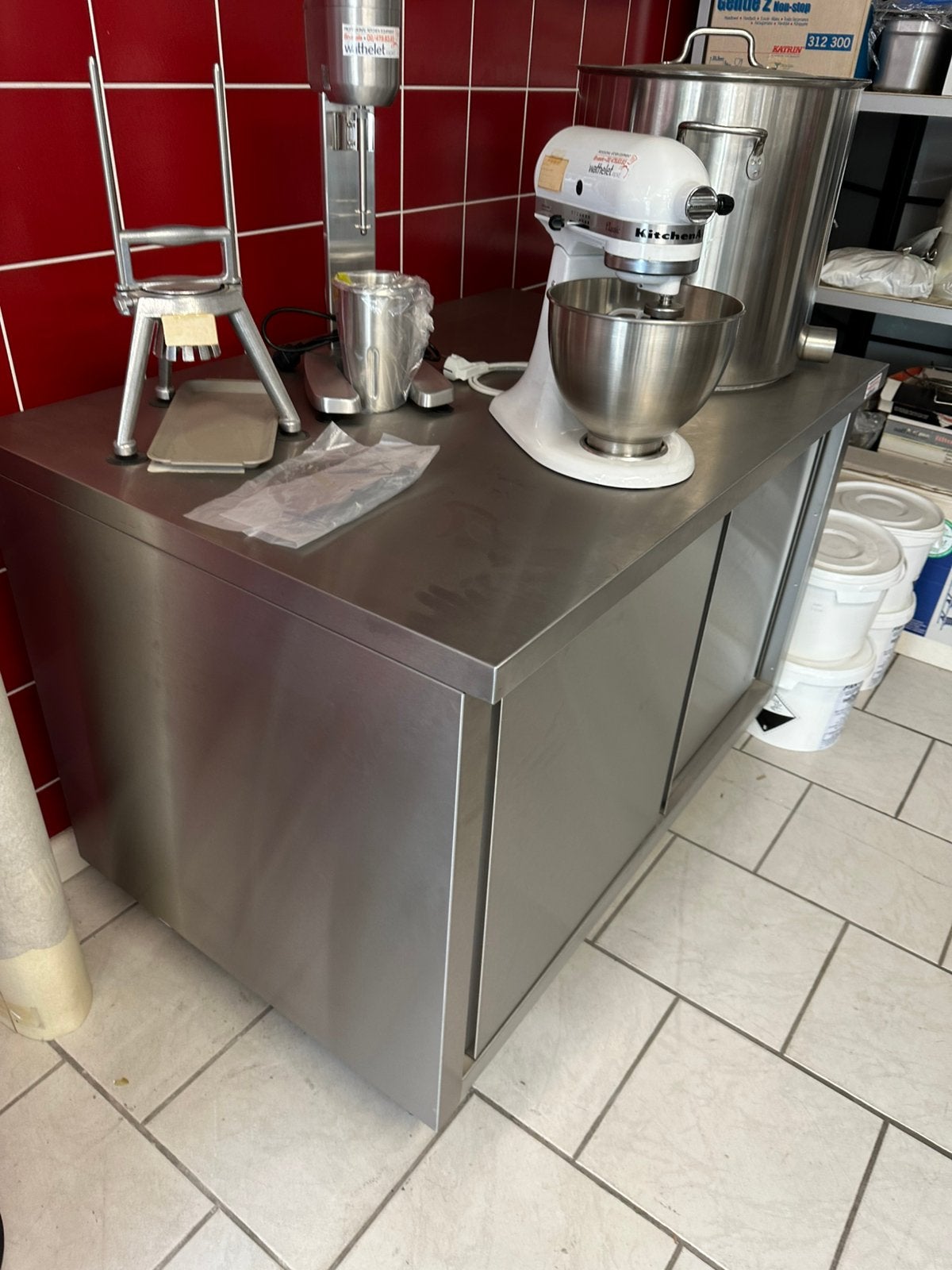 Armoire inox, Enlèvement