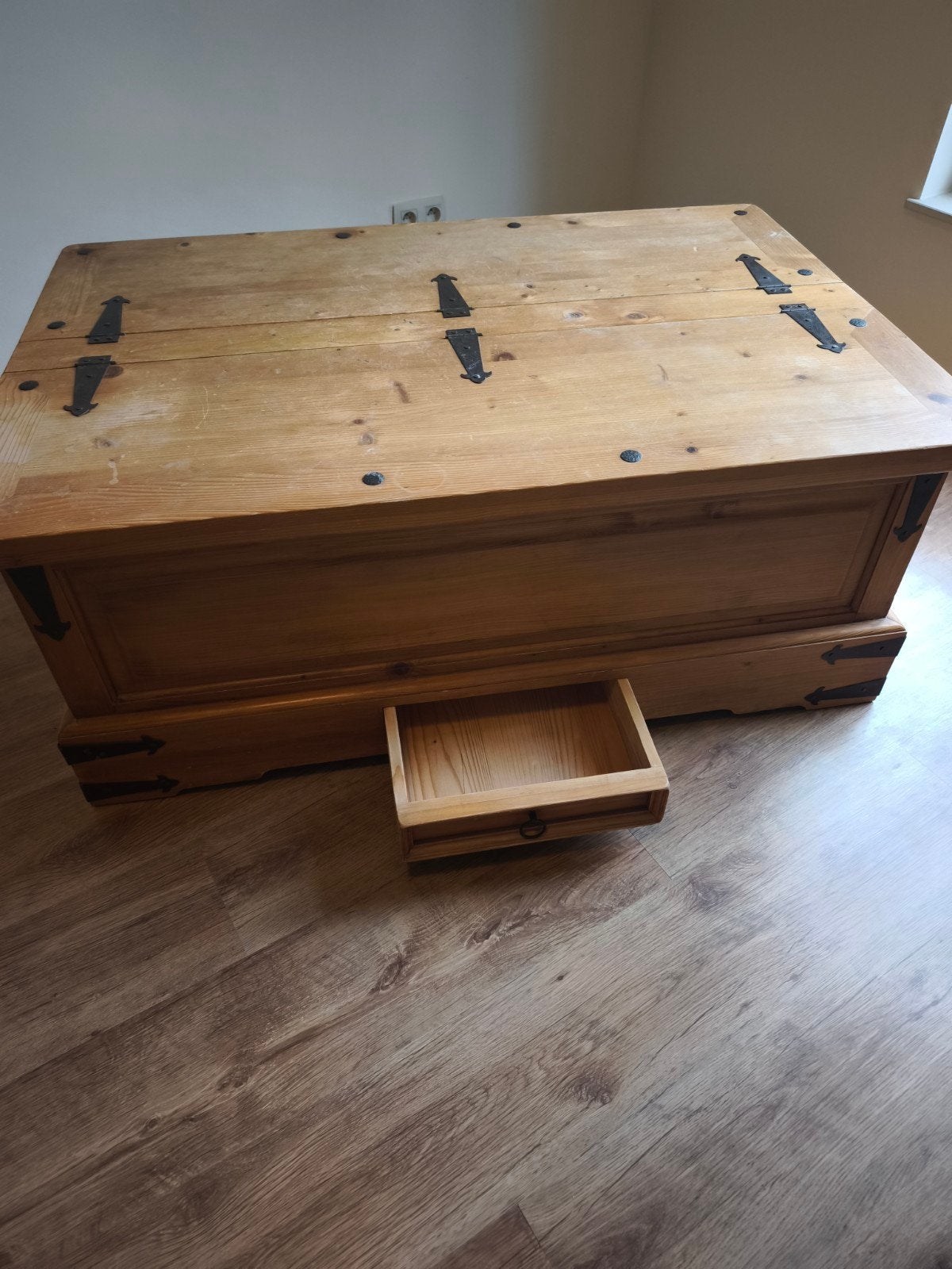 Grand coffre en bois multifonction – rangement / table basse, Enlèvement, Métal