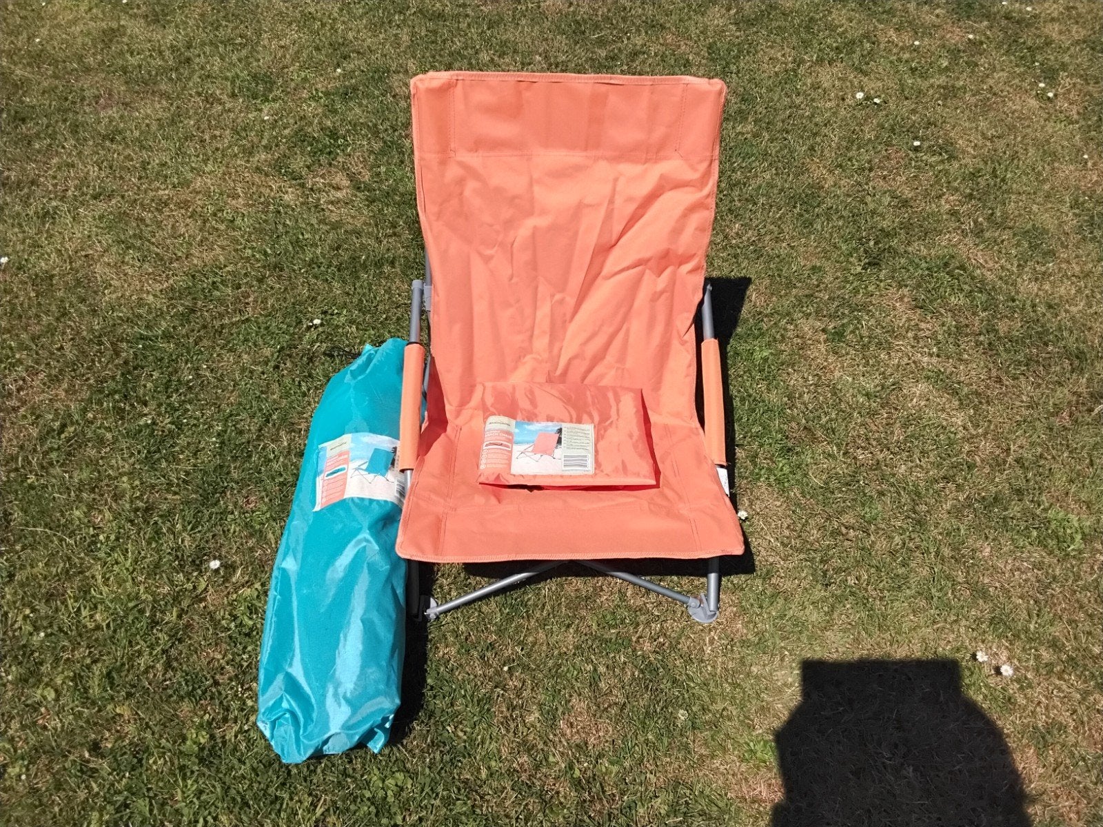 Chaises de plage oranges et bleues, Enlèvement