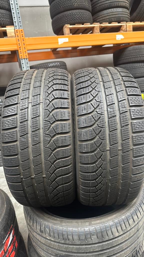 2454018 245/40/18 254/40R18 marque d'hiver Pirelli, Vêtements | Femmes, Vestes | Hiver, Enlèvement