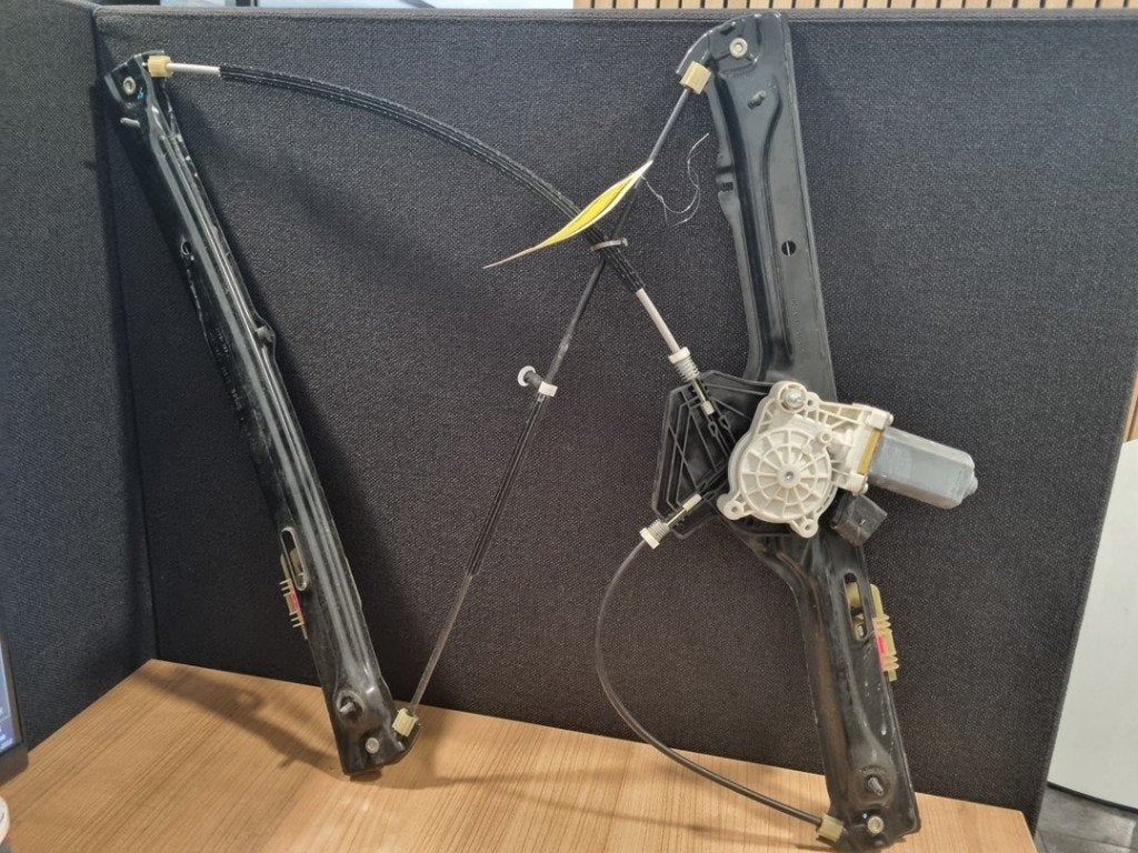 VITRE MECANISME AVANT GAUCHE BMW X5 (F15) (01-2013/07-2018), Utilisé, BMW, Petuelring 130
80809  München, DE, Bayerische Motoren Werke AG