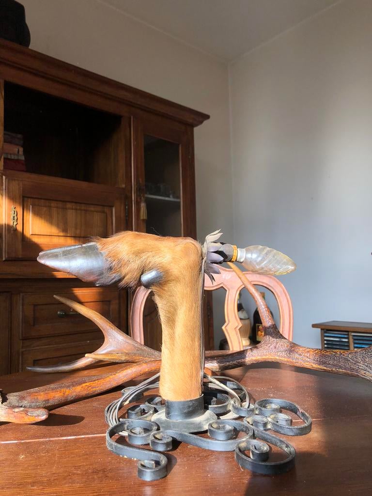 Pied de biche empaillé avec lampe, Enlèvement ou Envoi, Comme neuf, Bois