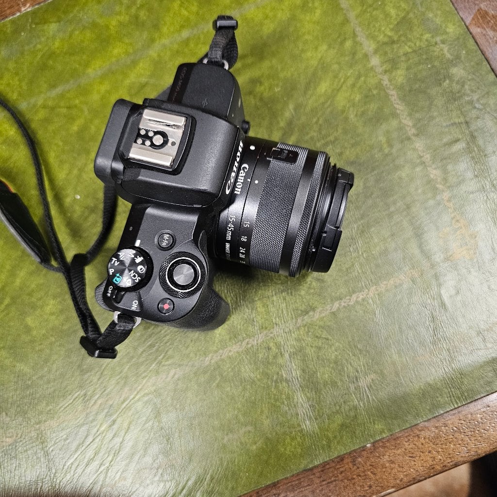 Canon M50 Mark II + Adapteur EF - EF-M +15-45 mm, Écran inclinable/pivotant, Enlèvement, Chargeur, Canon