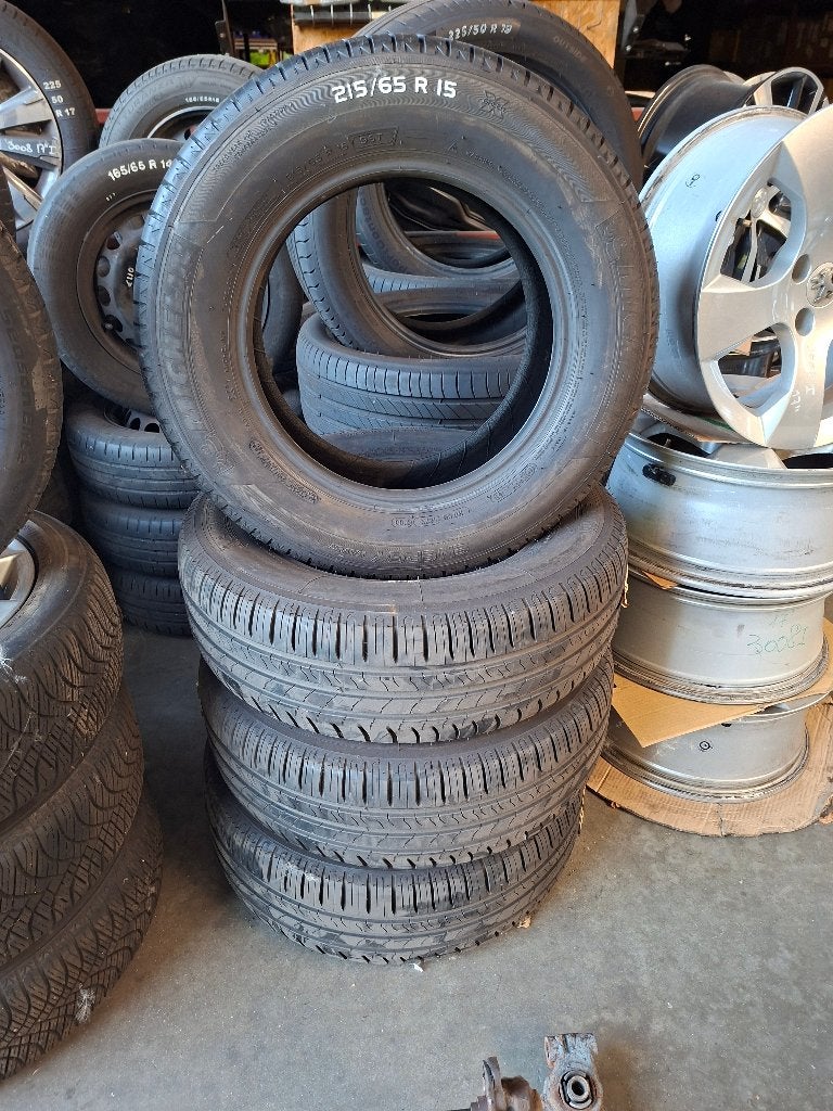 bandenset zomer 215/65R15 96T, Auto-onderdelen, Banden en Velgen, Ophalen, 15 inch, Band(en), Personenwagen