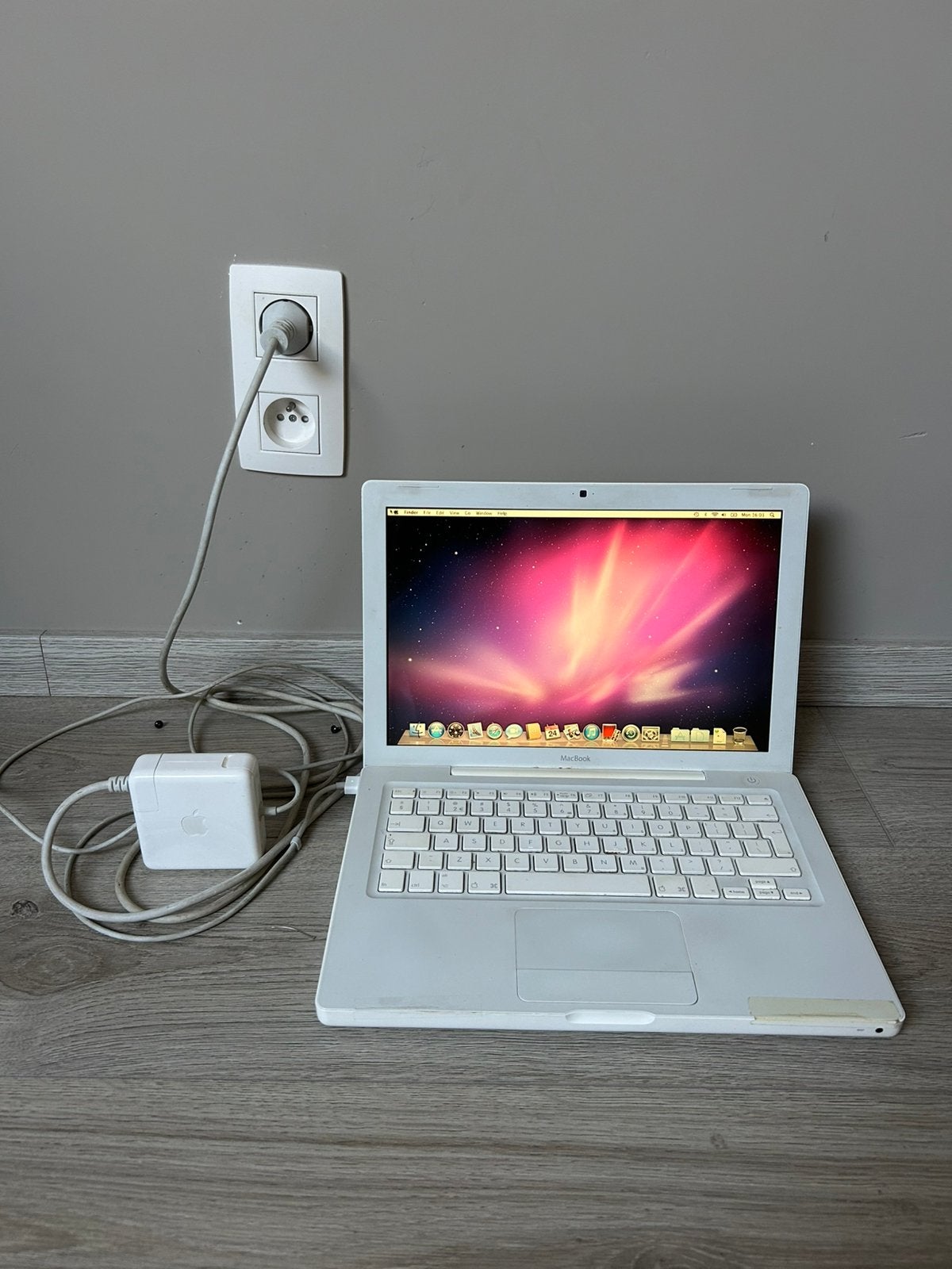 Macbook model a1181 uit 2007 met originele kabel, Computers en Software, Ophalen, Qwerty, Zo goed als nieuw, Minder dan 4 GB
