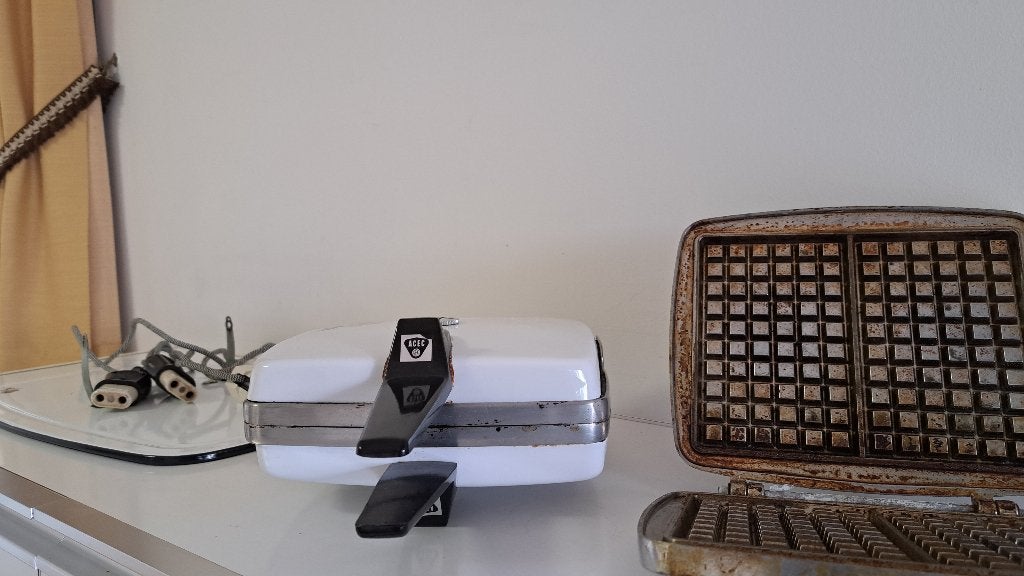 Authentiek retro wafelijzer ACEC wit geëmailleerd, Ophalen, Uitneembare platen, Gebruikt