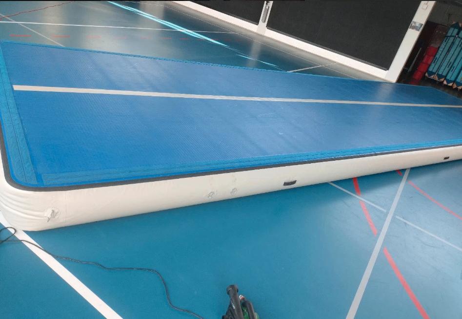 Airtrack 10x2m (zonder pomp, pomp optioneel), Ophalen, Gebruikt, Blauw, Materiaal