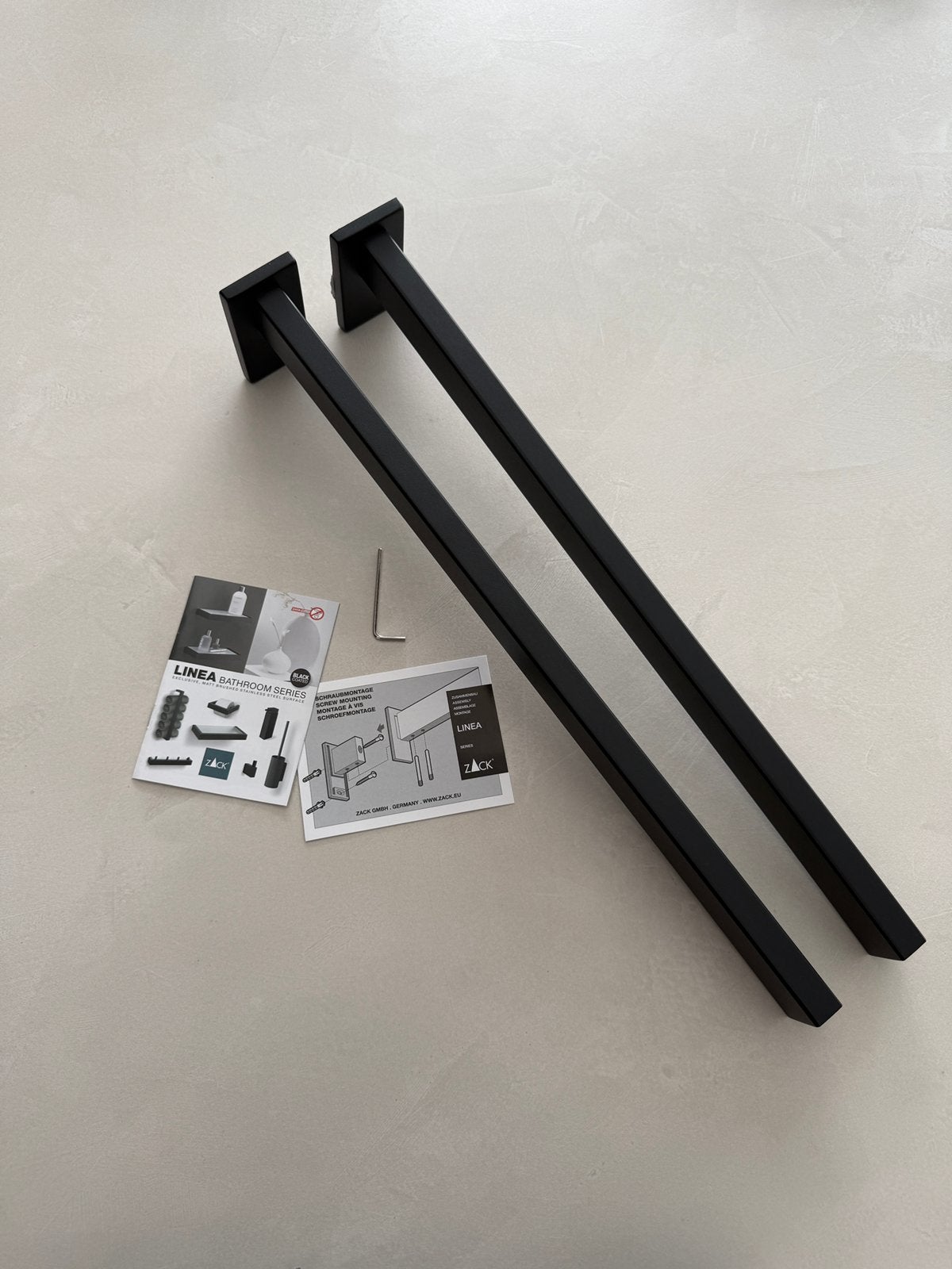 2 handdoekhouders Linea van merk Zack, Huis en Inrichting, Badkamer | Badtextiel en Accessoires, Ophalen, Zo goed als nieuw, Handdoekhaak