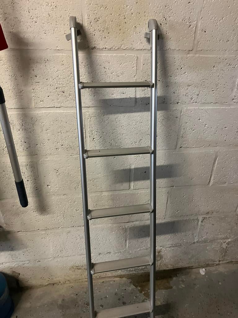 Aluminium trapje 4 treden, Doe-het-zelf en Bouw, Ladders en Trappen, Ophalen, Zo goed als nieuw, Ladder