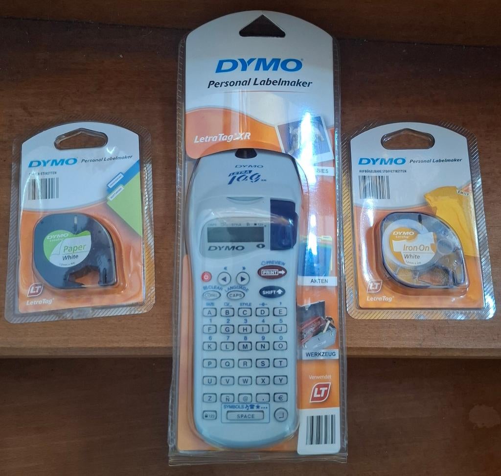 NIEUW - DYMO Labelmaker Letratag XR + Paper & Iron On tapes, Ophalen, Nieuw, Dymo
