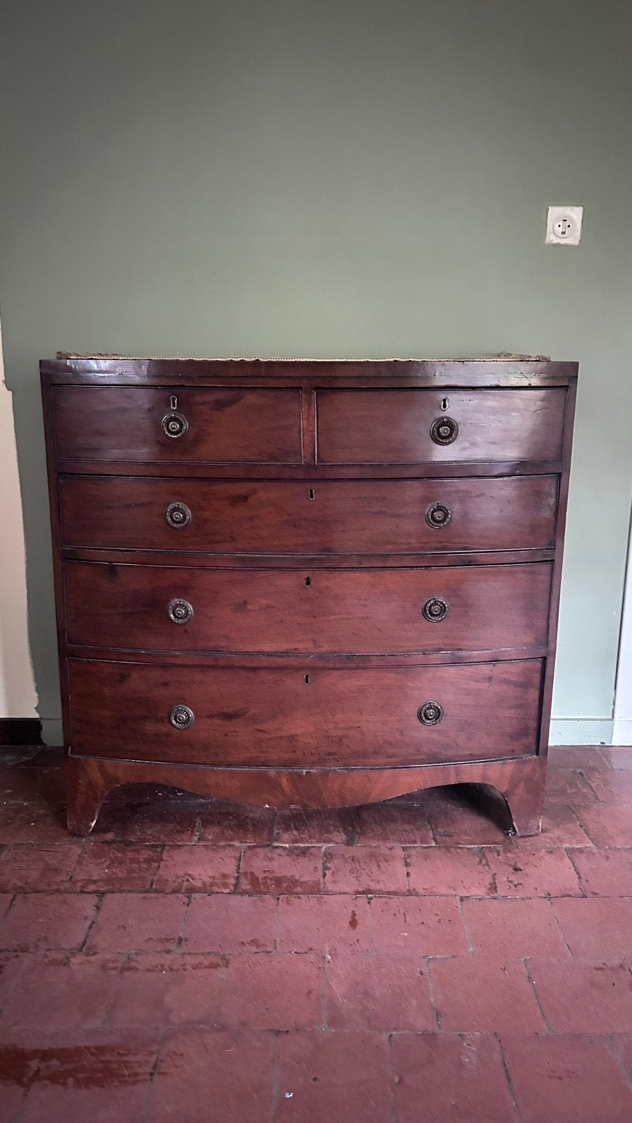 Commode ancienne en acajou avec façade incurvée, Enlèvement, Utilisé