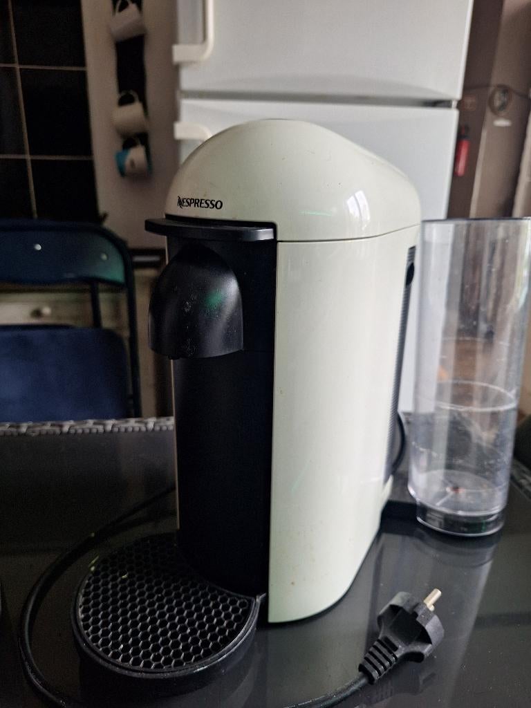 Machine à café Nespresso, Machine à espresso, Réservoir d'eau amovible, Dosettes et capsules de café, Comme neuf