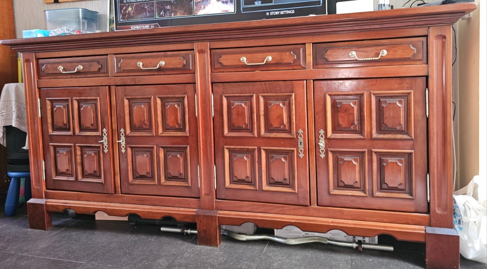 Ce buffet en bois de style colonial classique., Antiquités & Art, Antiquités | Meubles | Armoires, Enlèvement