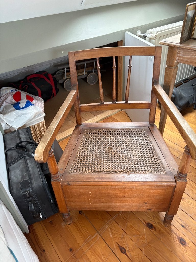 Chaise percée, Enlèvement