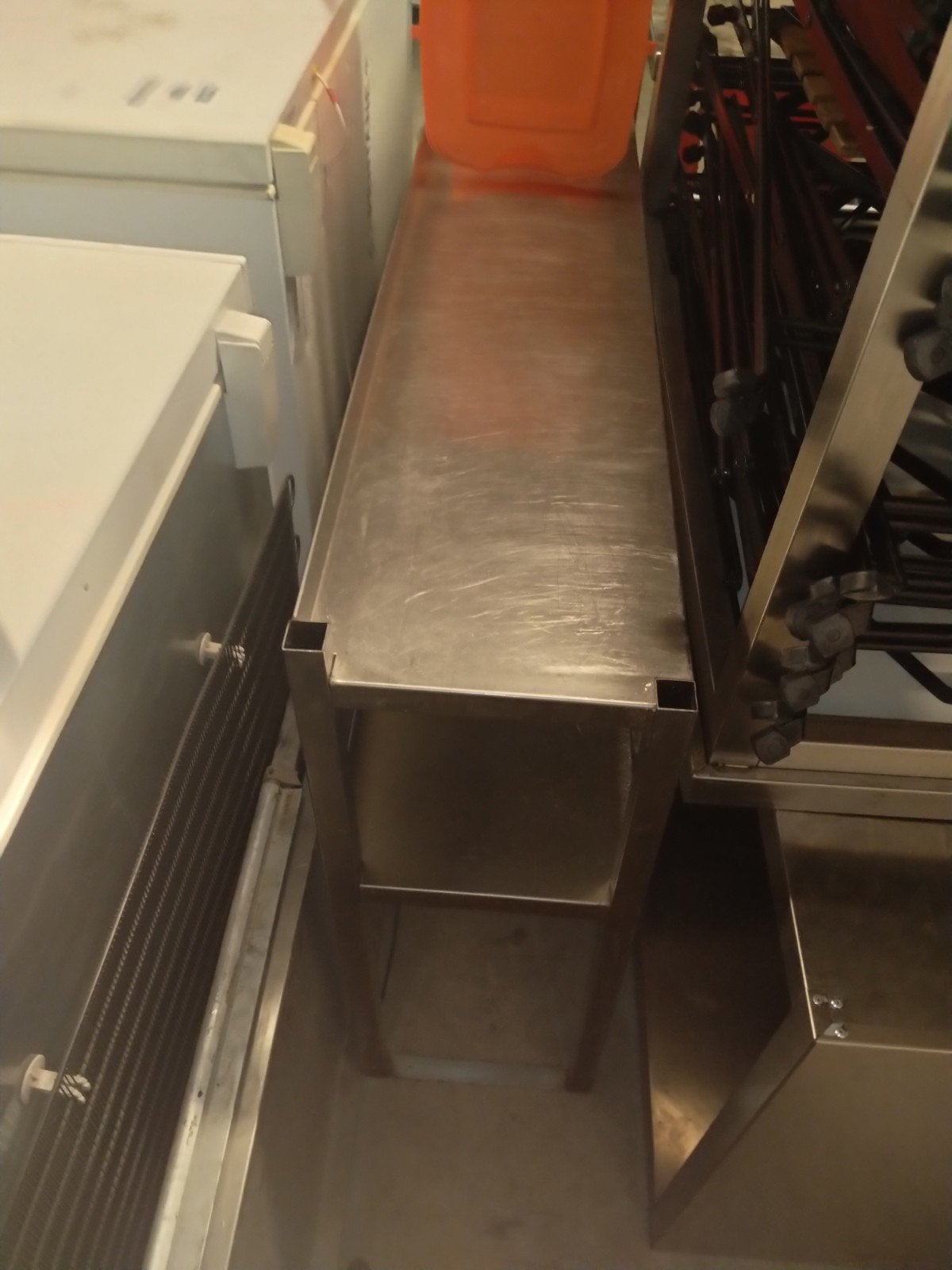 Table en inox et meuble haut à deux portes coulissantes inox, Enlèvement
