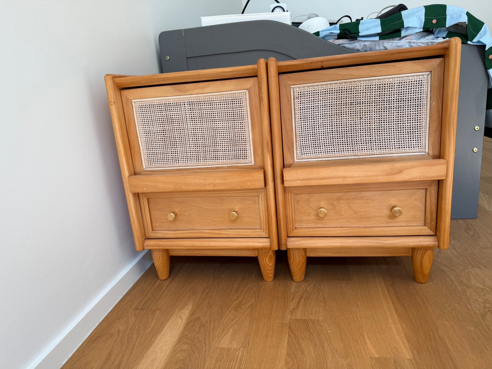 Twee Scandinavische houten nachtkastjes met rotan, Huis en Inrichting, Ophalen, Gebruikt, Minder dan 45 cm, Minder dan 55 cm