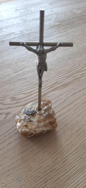 Kruisbeeld op natuursteen, Antiek en Kunst, Ophalen