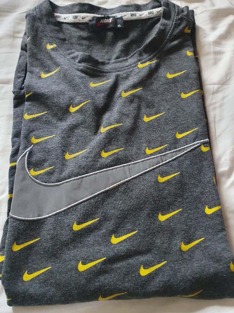 Ensemble Nike XL mais taille plus petit, Enlèvement ou Envoi, Porté, Taille 56/58 (XL)