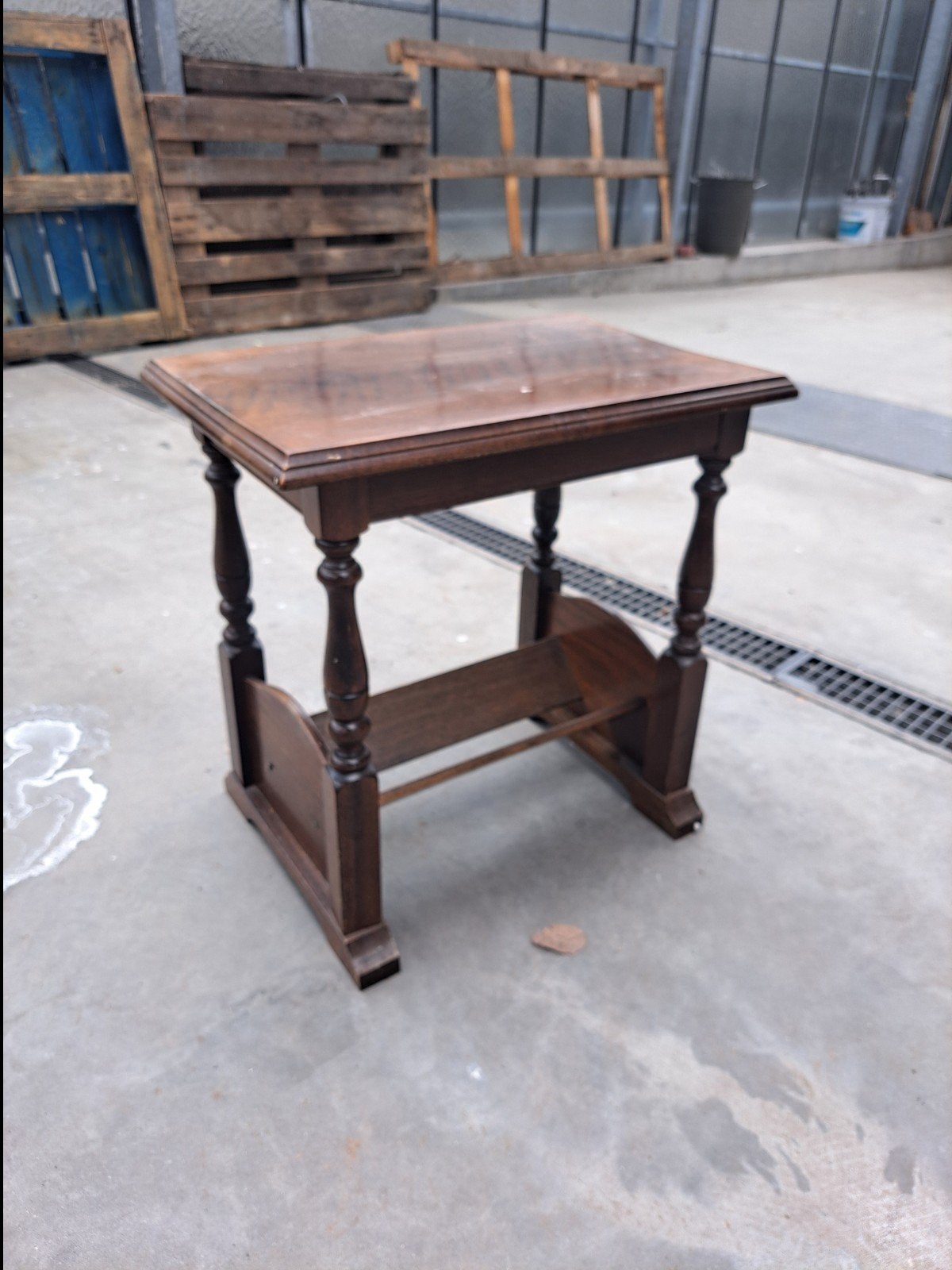 Table d'appoint vintage en bois avec porte-journaux — Style, Corbeille à journaux, Enlèvement ou Envoi, Classique, Bois