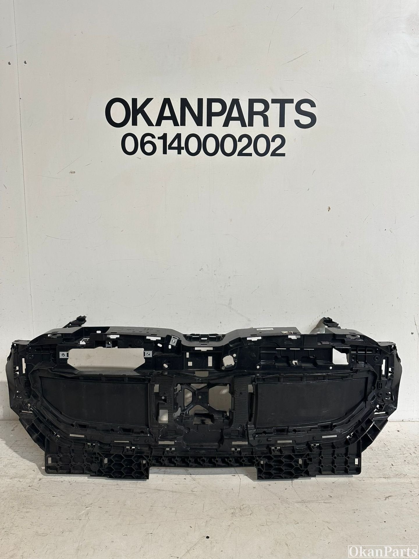 Support de calandre BMW i5 G60 5A1D079, Petuelring 130
80788  Munich, DE, Info@bmw.de, Utilisé, BMW