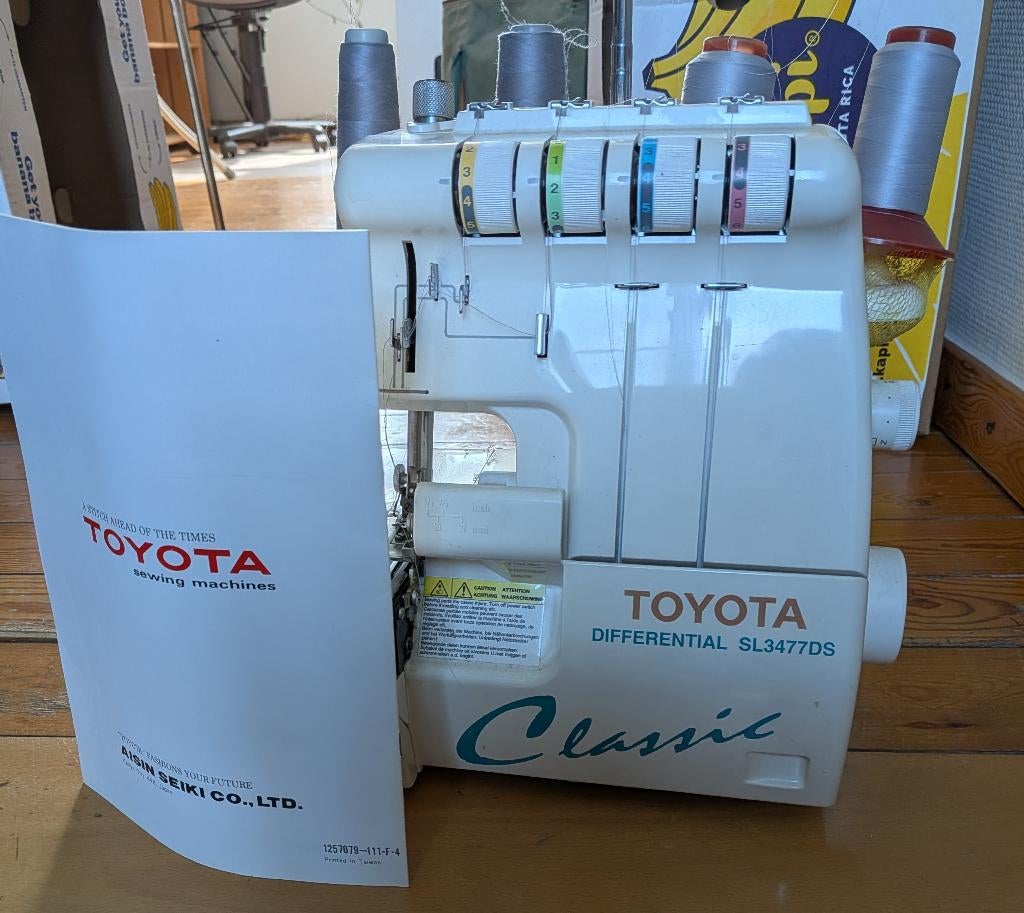 Toyota classic SL3477DS  overlocker naaimachine, Hobby & Loisirs créatifs, Machines à coudre & Accessoires, Enlèvement, Utilisé