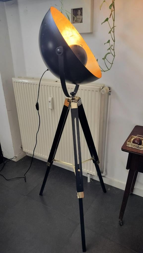 Fraaie vloerlamp op driepoot, Huis en Inrichting, Lampen | Vloerlampen, Ophalen