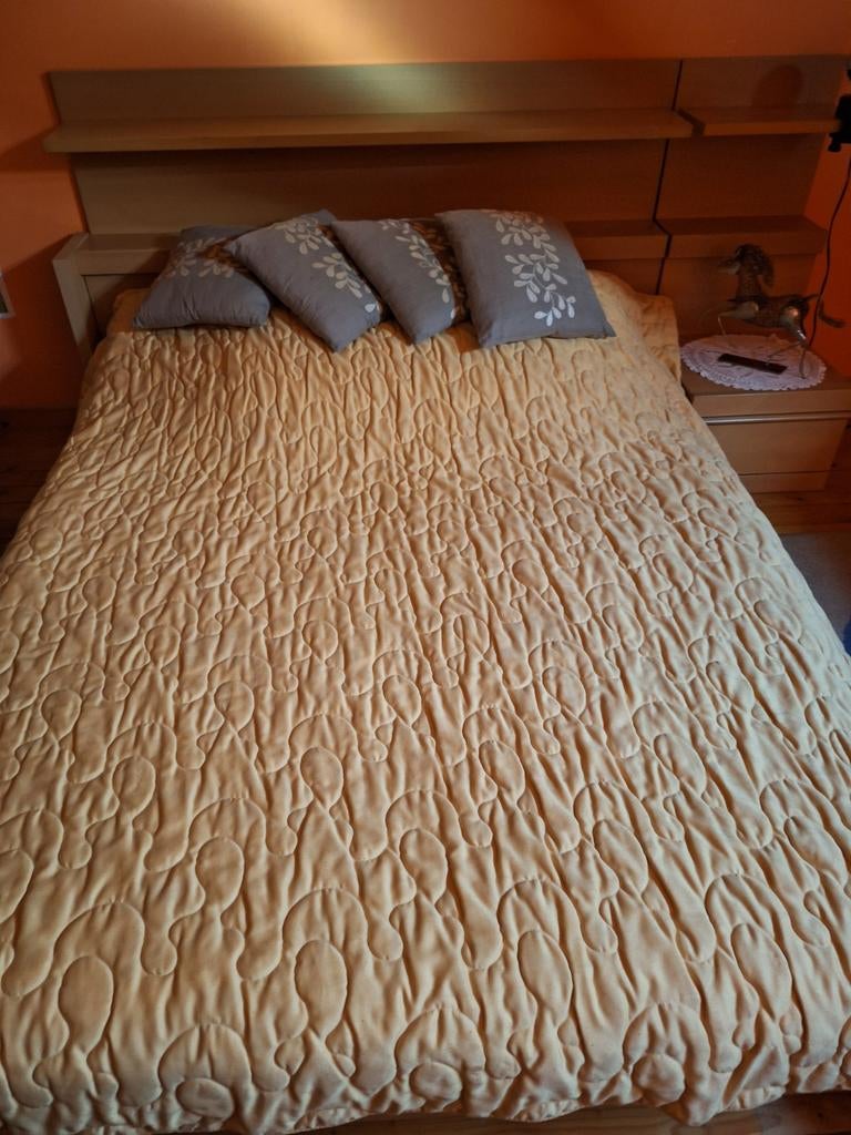 Lit double avec table de chevet, matelas et oreillers, Enlèvement, Utilisé, Deux personnes, Moders