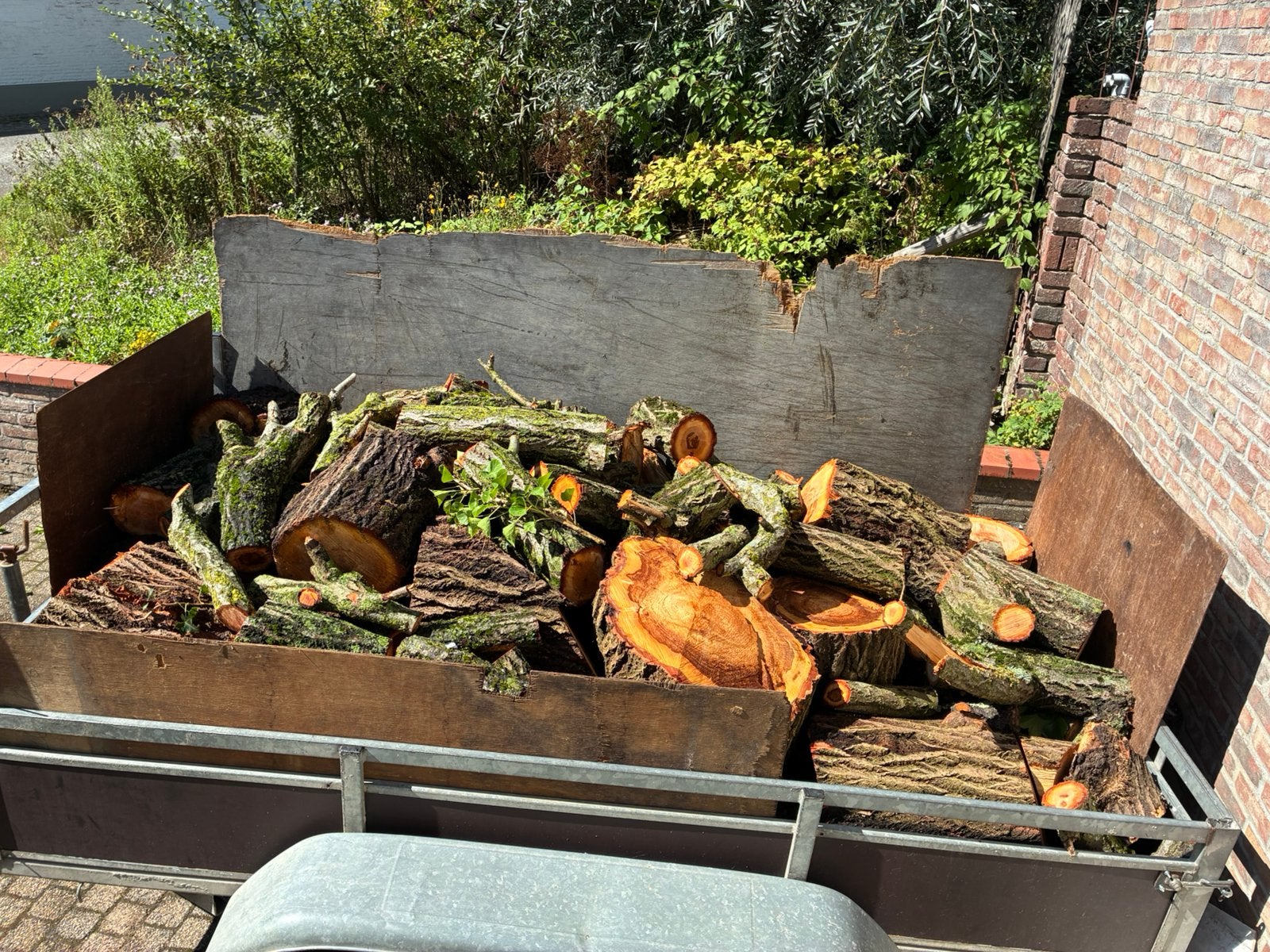 Aanhangwagen vers gezaagd brandhout., Ophalen, Blokken
