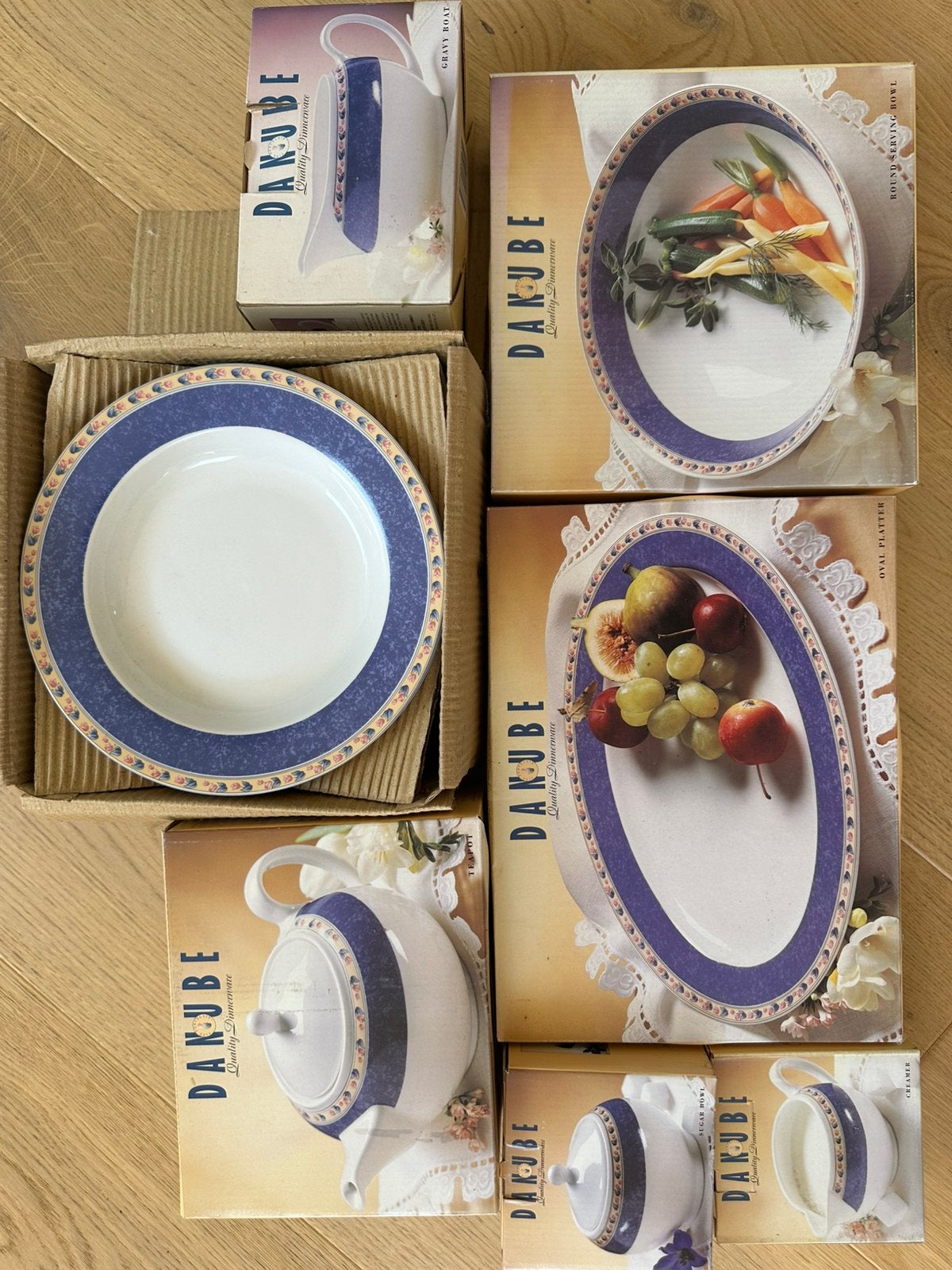 Compleet porselein koffie- en eetservies Danube, Huis en Inrichting, Ophalen, Vintage, Nieuw, Porselein