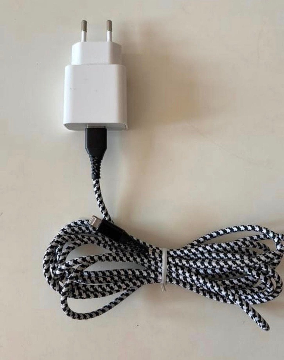 Superbe chargeur pour iPhone ou iPad avec cable de 3 m neuf, Télécoms, Enlèvement, Comme neuf