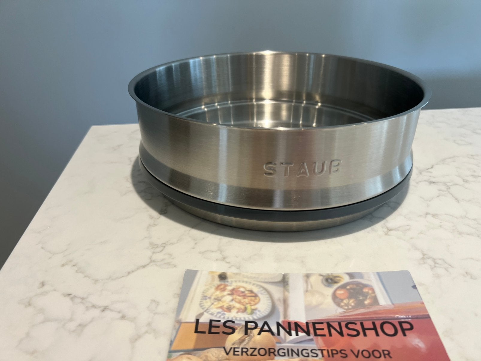 Nouvel insert à vapeur Staub en acier inoxydable 26 cm, Neuf, Enlèvement ou Envoi, Autres matériaux, Sans PFAS